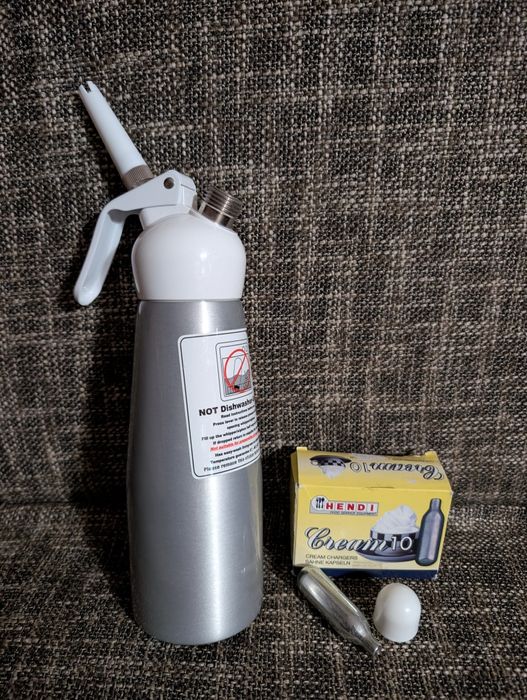 Syfon do bitej śmietany z 10 nabojami