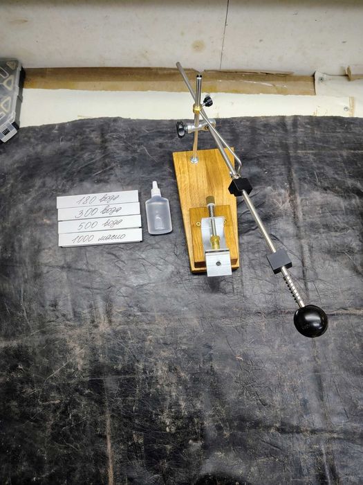 Точилка з поворотним механізмом + 4 точильні камнені + масло