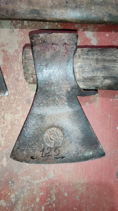 Топор.           .