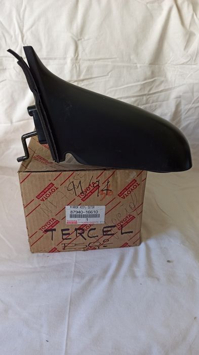 Toyota Tercel, espelho exterior esquerdo.