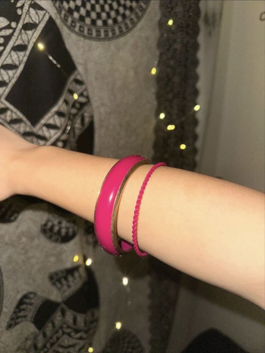2 pulseiras da decada de 00’ - uma rosa e dourada e a outra rosa