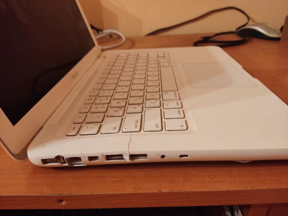 MacBook на продаж не робочий