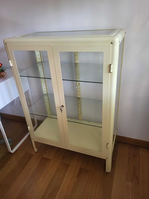 Vitrina amarela IKEA
