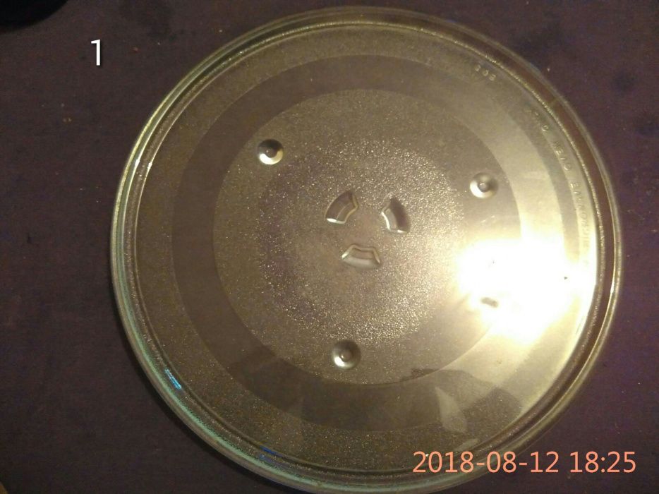 Pratos de microondas e algumas peças k fazem girar os pratos
