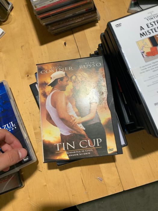 CDS de musica e filmes para venda com as respetivas caixas