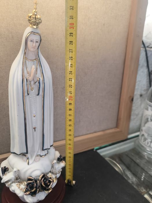 Imagem de Nossa Senhora de Fátima em porcelana 
​A base representa a apa