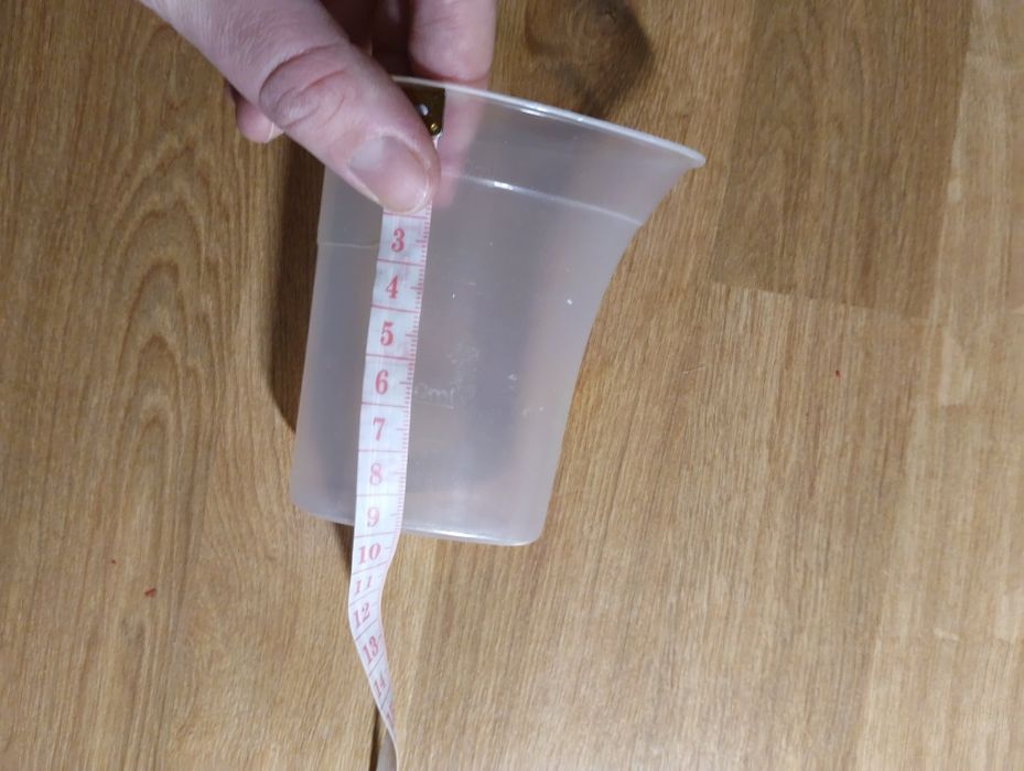 Pojemnik do odmierzania płynu z dziubkiem i miarką