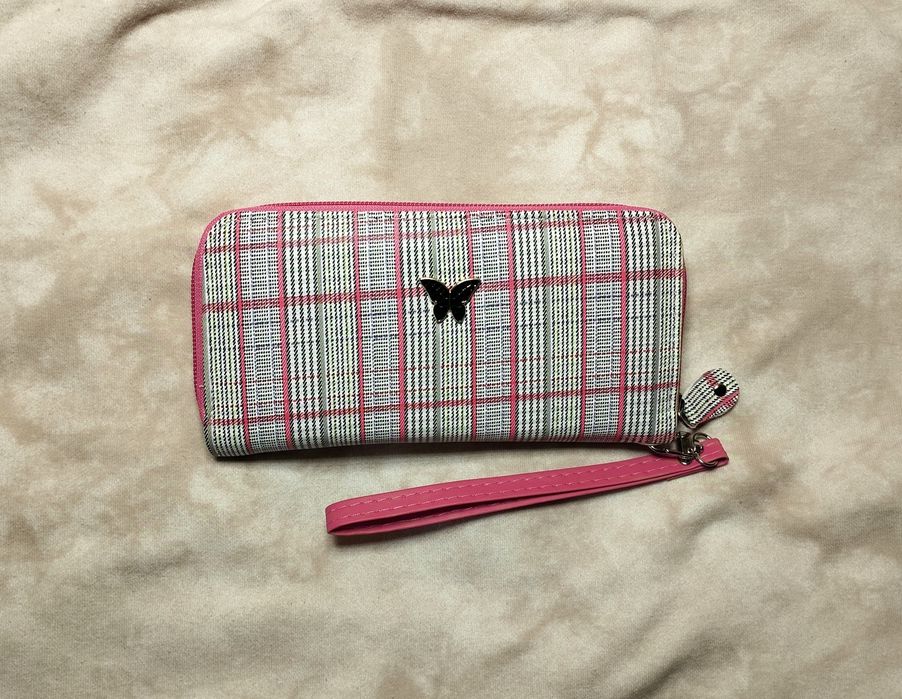 Portfel w kratkę duży z ozdobnym motylkiem różowy hit must have
