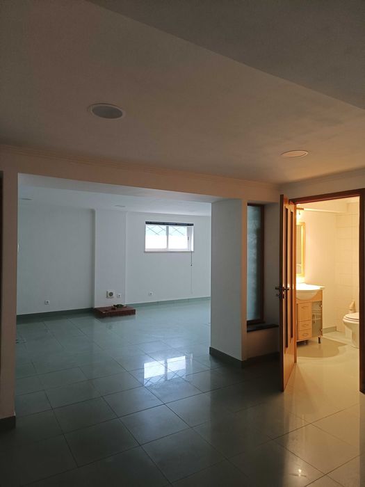 Arrendamento de Garagem/Espaço Funcional em Azeitão