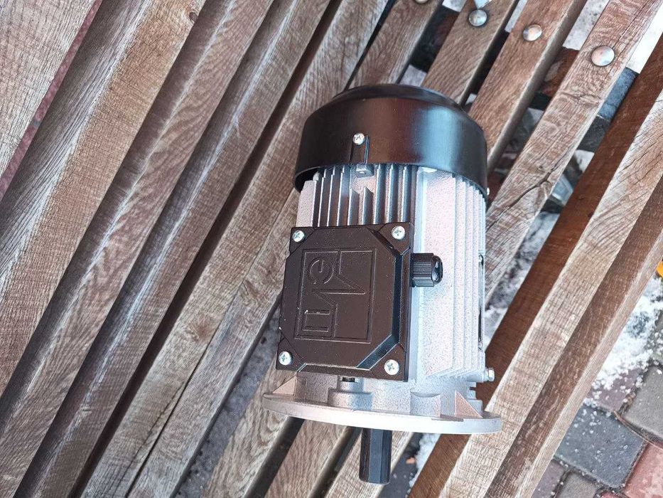 Електродвигун трифазний АИР80В2 2,2 кВт 3000 об/хв