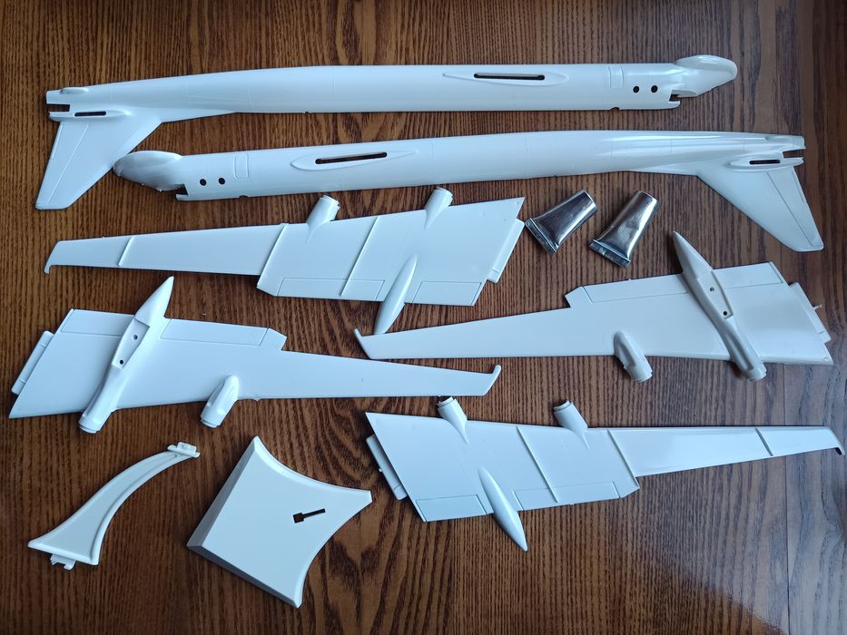 Сборная модель самолёта TU-20 Plasticart 1/100