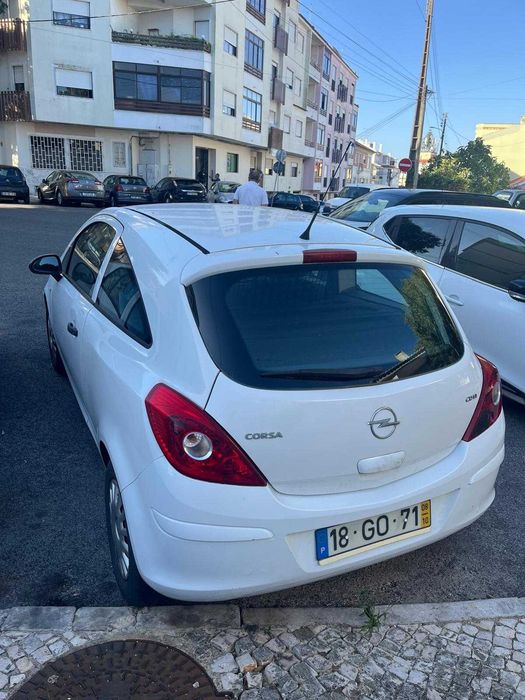 Opel com motor danificado
