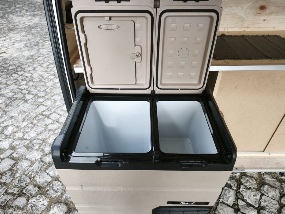 Mini caravana com tenda e sistema offgrid