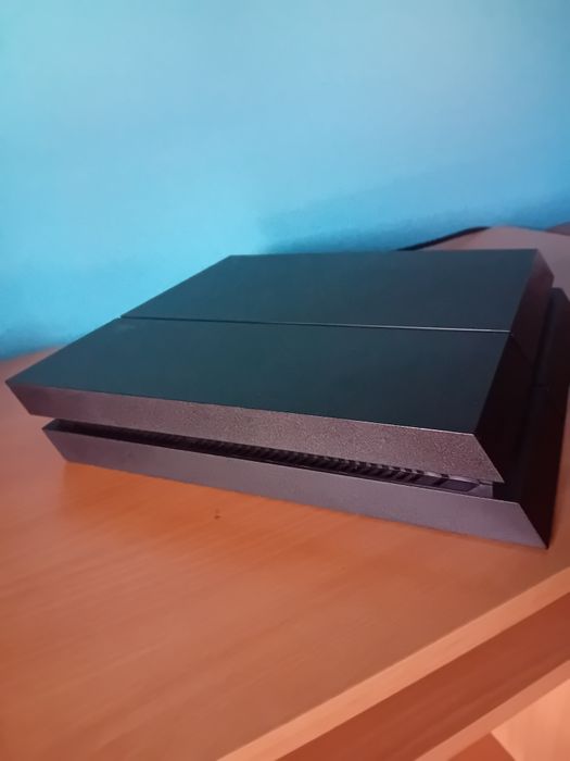 PlayStation 4 com 1 comando e cabo alimentação.