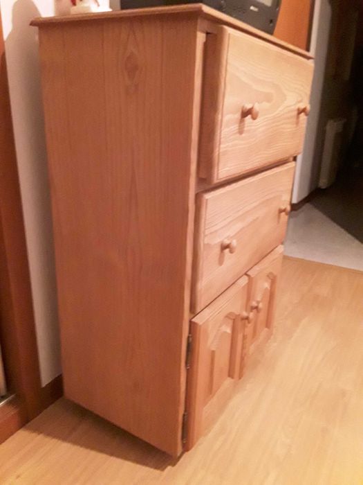 Comoda em pinho maciço com rodas
