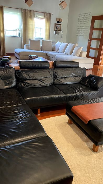 Sofá de pele preto + mesa de centro