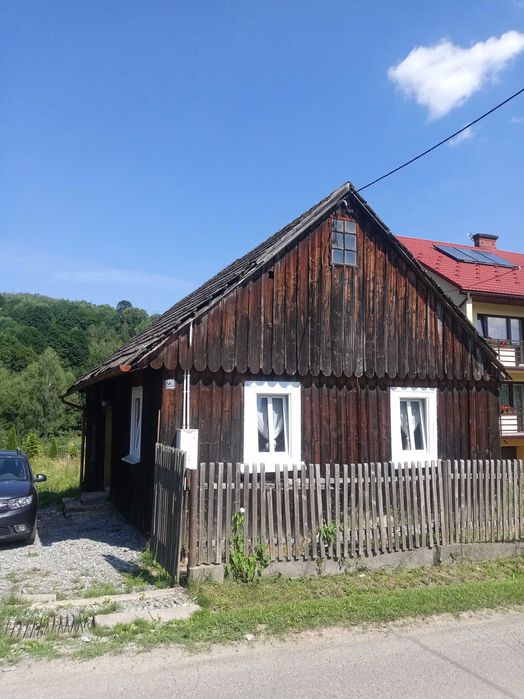 Dom z bali w górach