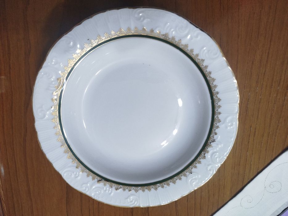 Conjunto de 10 pratos fundos.