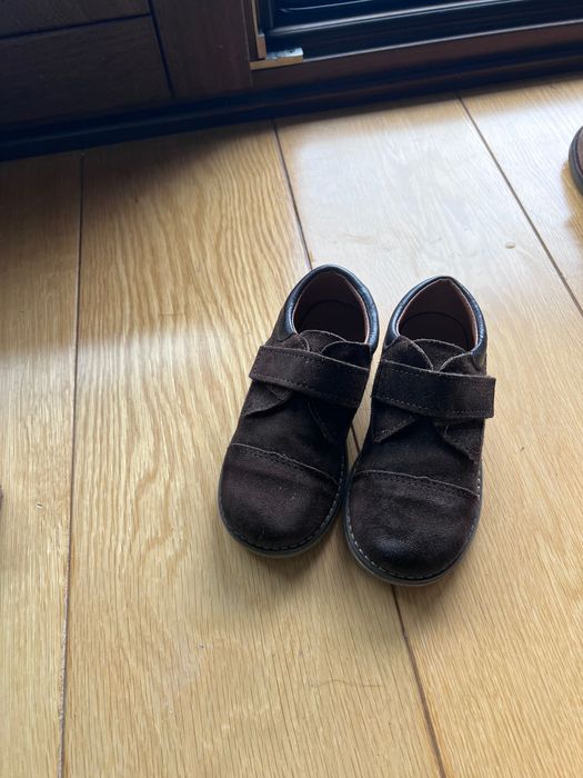 Sapatos camurça castanhos