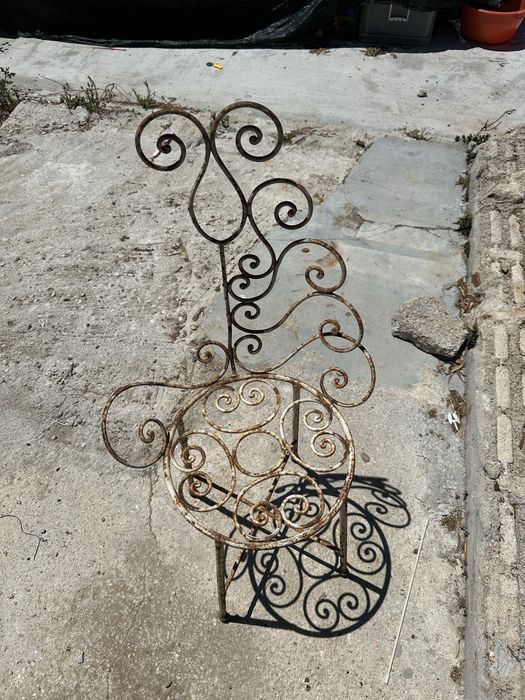 Mesa e cadeiras jardim