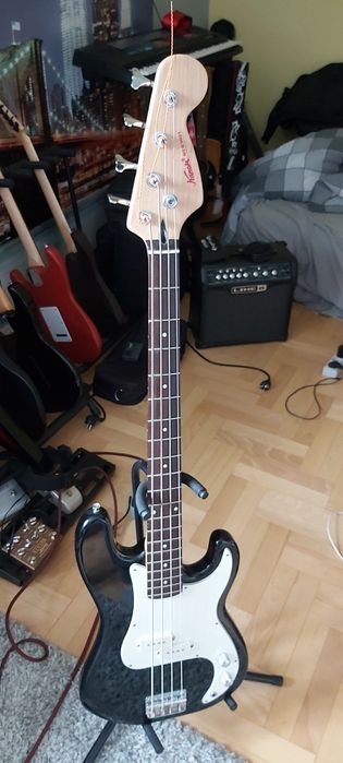 Gitara basowa z pokrowcem