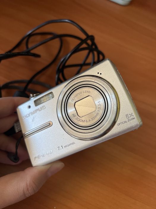 Фотоапарат Olympus FE-240 Silver (на запчастини або під ремонт)