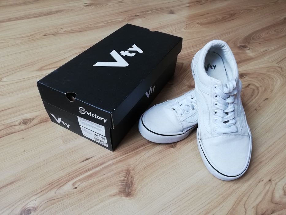 Białe trampki Victory 37