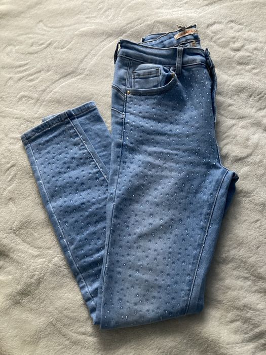 Dżinsy zdobione kryształkami