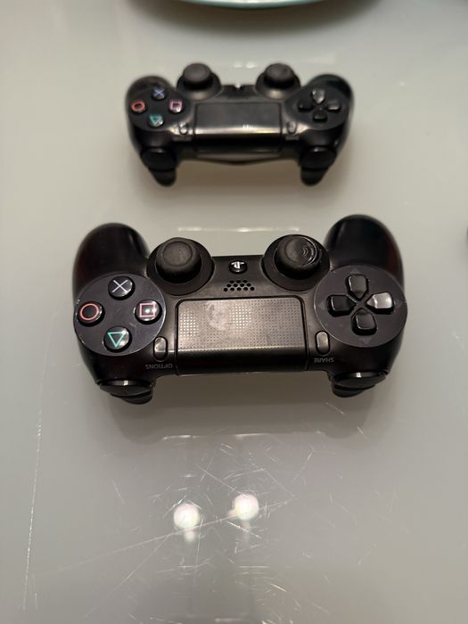 Playstation 4 500gb com 2 comandos