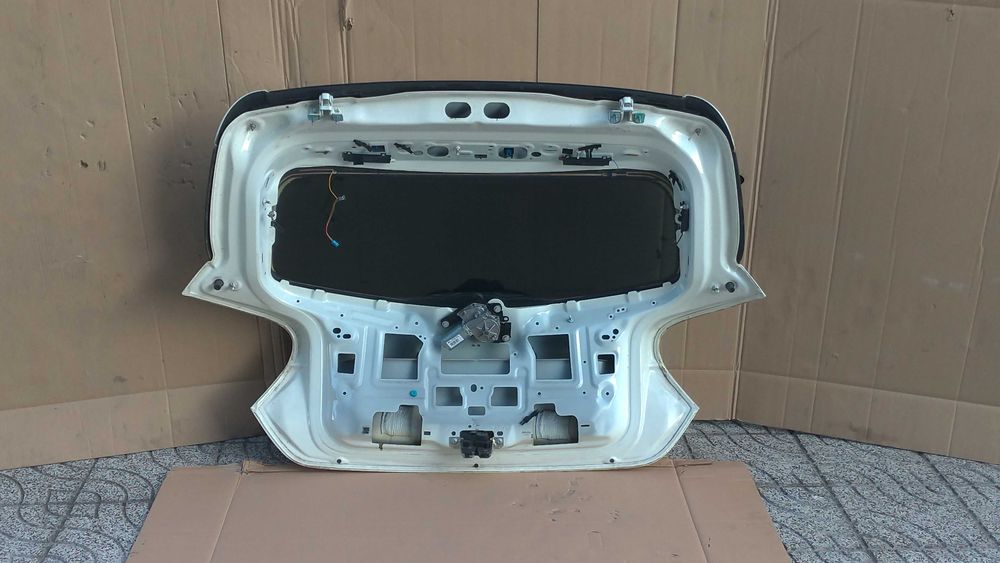 Tampa de mala Mercedes-Benz A180 (W176). 2013.