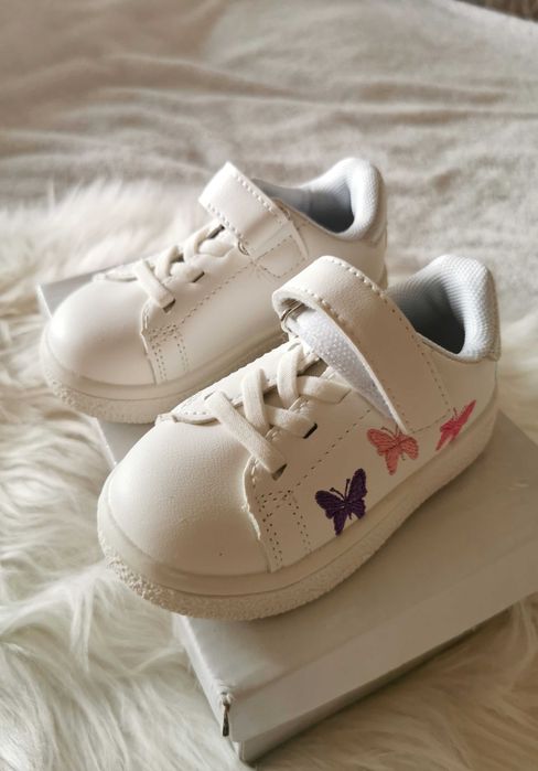 Białe dziecięce sneakersy