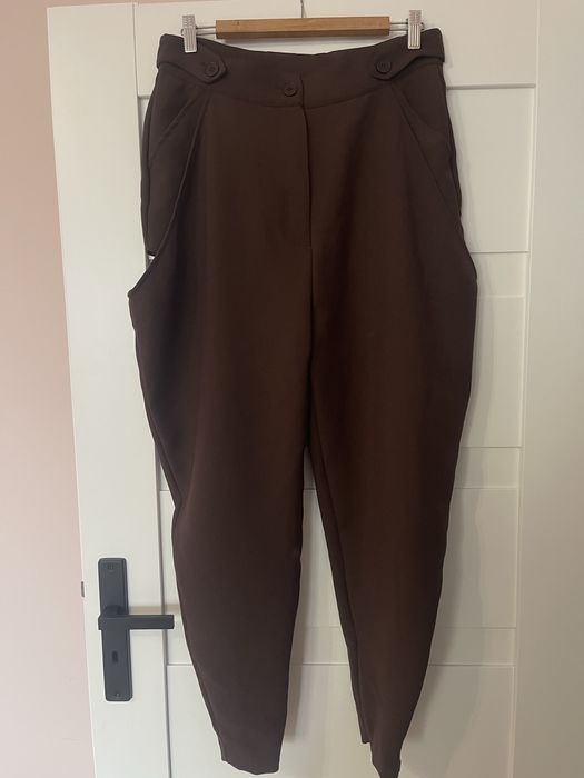 Brązowe spodnie z wycieciami By o la la