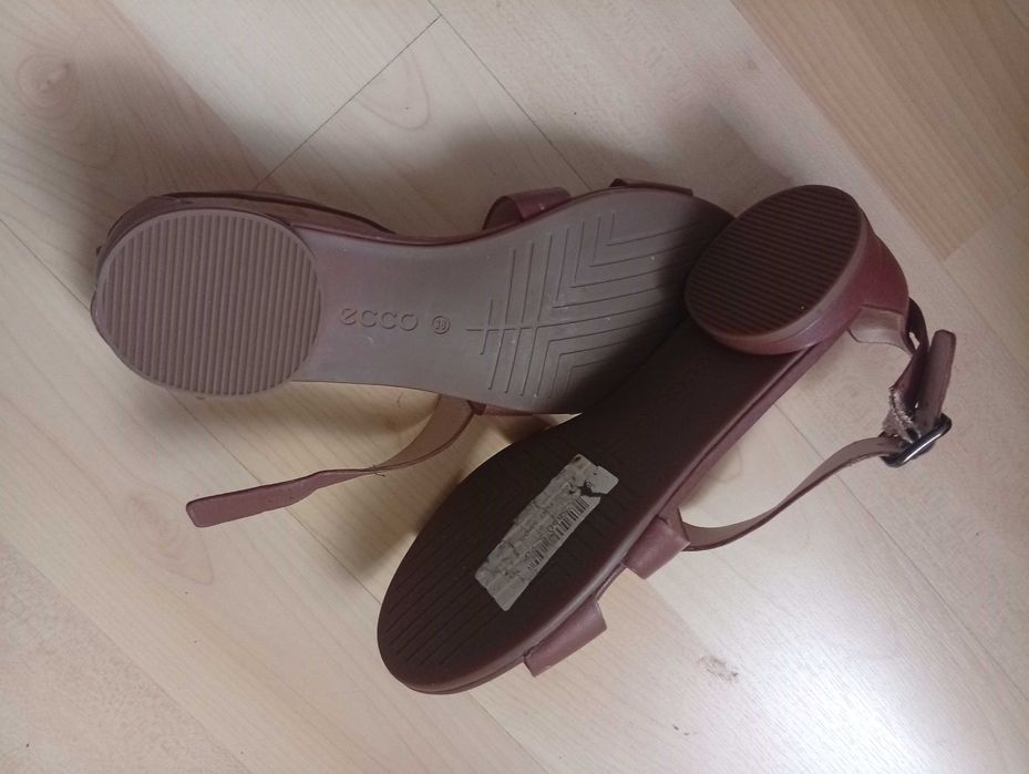 Sandálias de pele de mulher novas da prestigiada marca ECCO