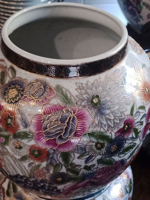 Pote antigo em porcelana da China com base