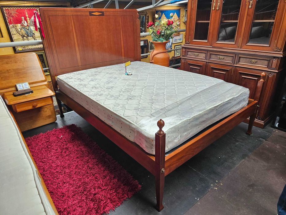 Excelente cama estilo D. Maria com estrado e colchão - Muito bom estado geral