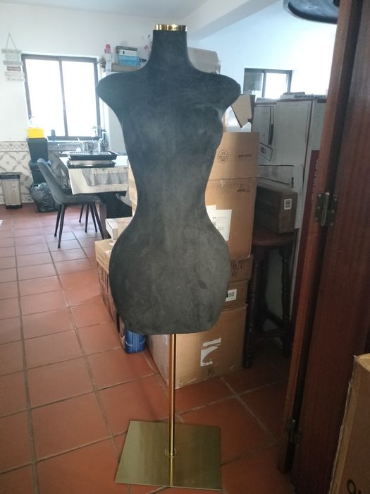 Busto de Exposição Premium – Elegância e Sofisticação