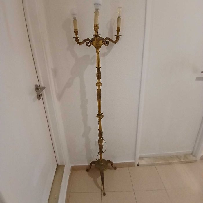 Candeeiro tripé muito antigo.
