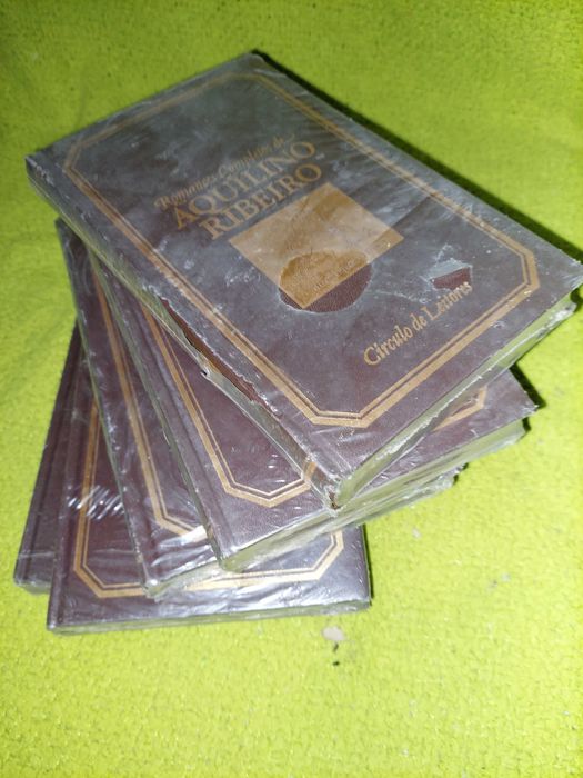 diferentes coleções de livros de Escritores Portugueses