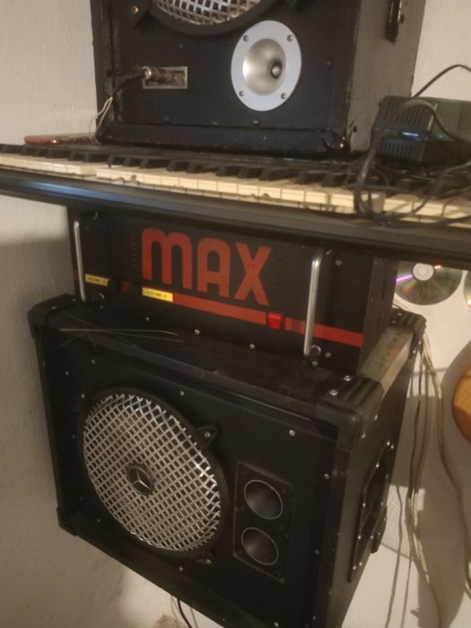 Wzmaczniacz 2 x300 w koncowka  mocy   4 kolumny glosnikowe