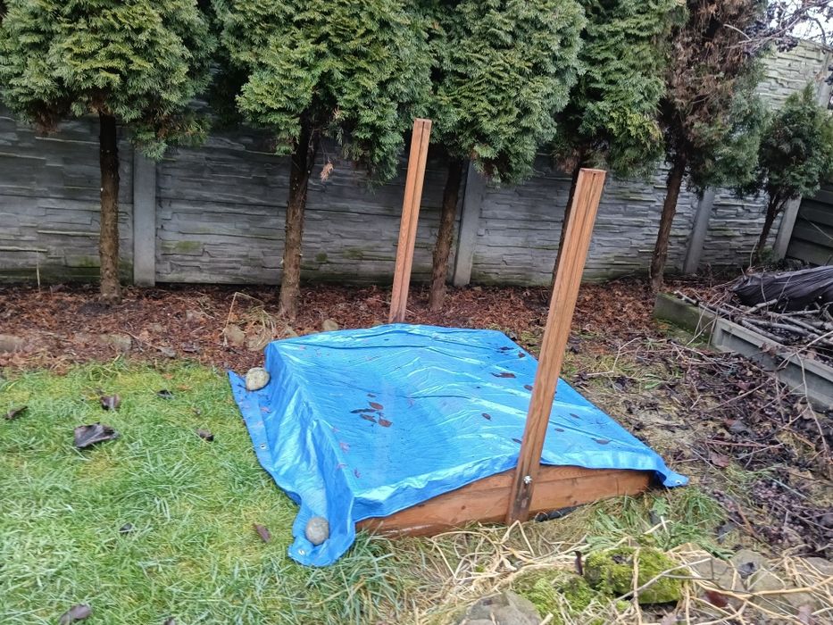 Piaskownica dziecięca z daszkiem