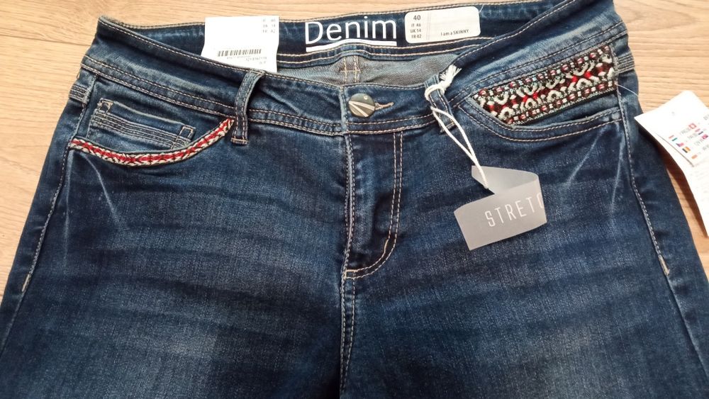 Nowe spodnie z haftem