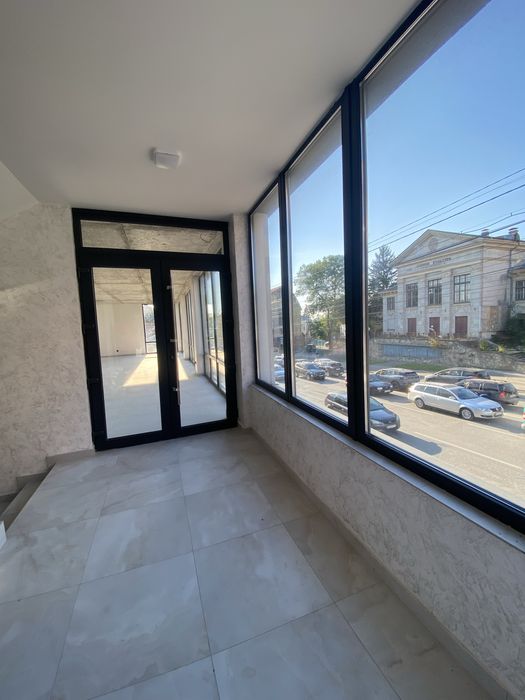 Оренда комерційного приміщення на Проспекті Степана Бандери 12А.