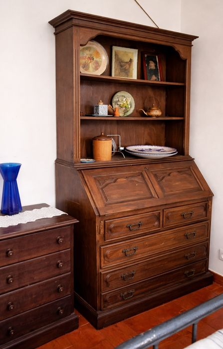 2 Estantes com escrivaninha em madeira castanho (centenária)