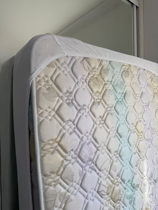 2 camas com colchões incluidos + mesa de cabeceira