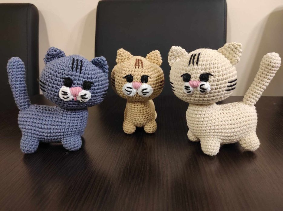 Kotek z obracaną główką robiony na szydełku