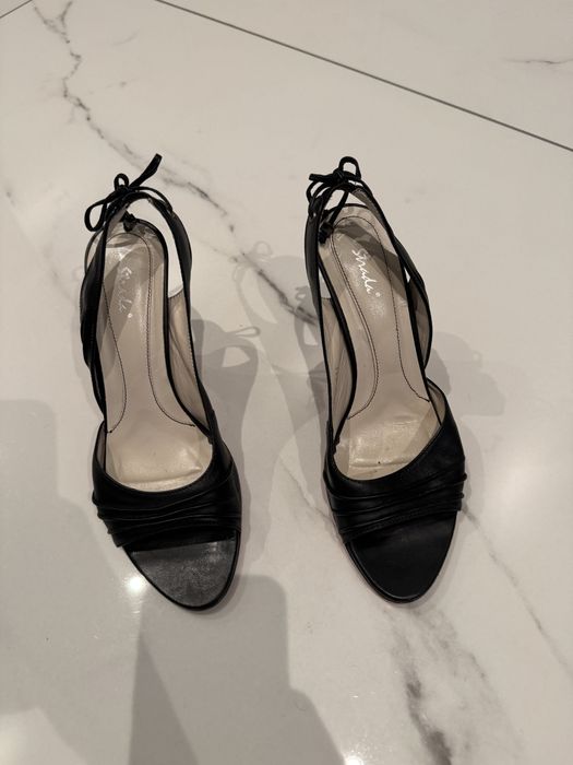 Szpilki z ozdobnym wiązaniem z tyłu