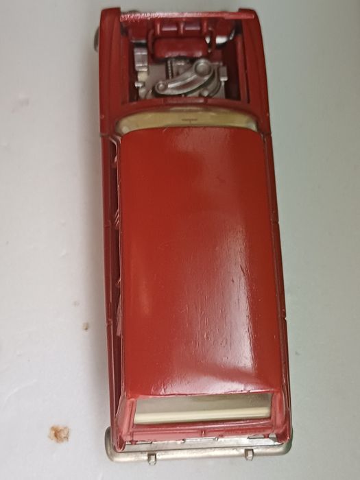 Модель авто СССР  1:43 "москвич-426" красный цвет.