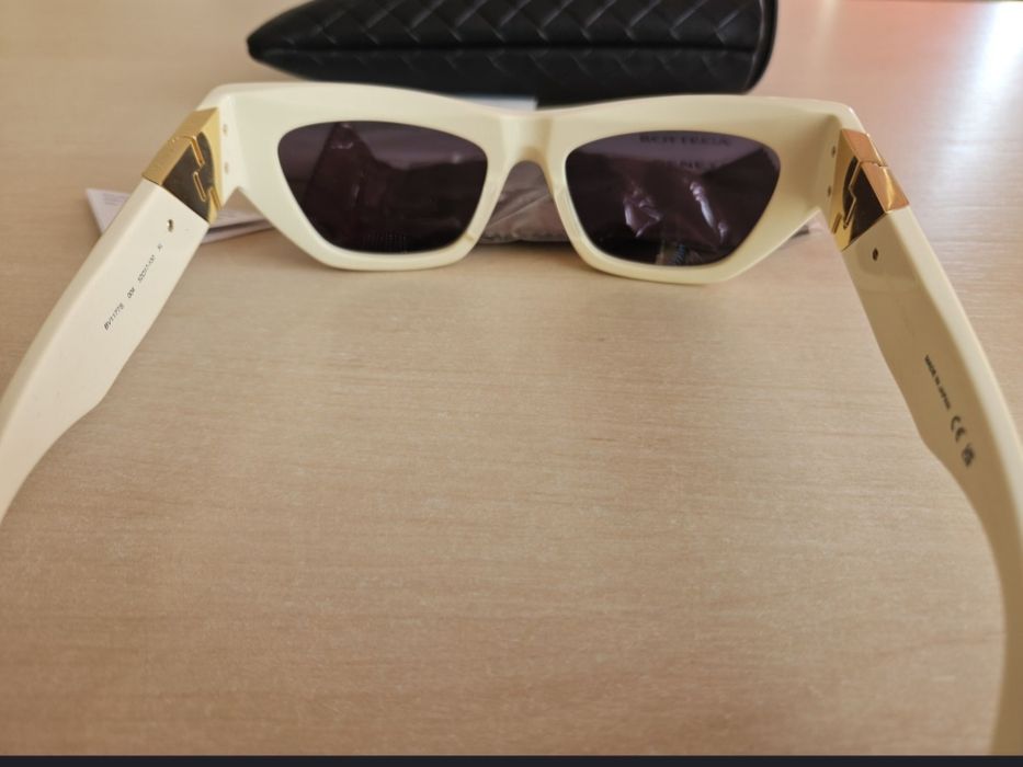 Beżowe kremowe okulary Bottega Veneta