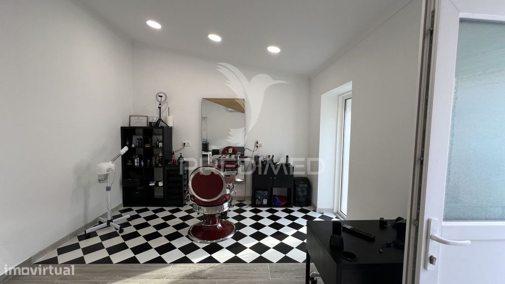 Moradia T1 com Espaço Comercial Remodelado em Albernoa