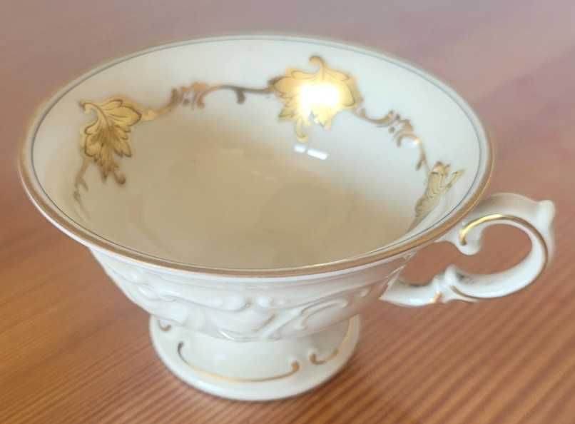 Serwis kawowy bogato zdobiony.